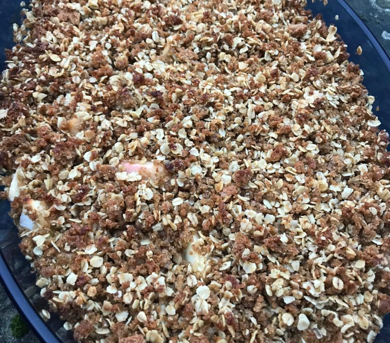 Reciclagem de Recursos: Crumble Sustentável de Pão e Frutas